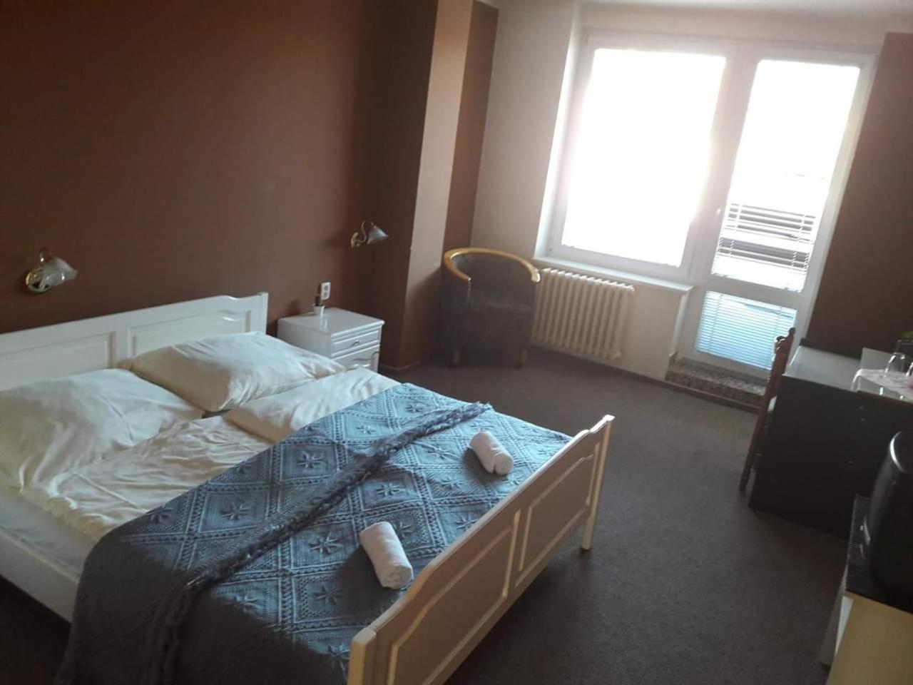 Hotel Bily Lev Рокицани Екстер'єр фото